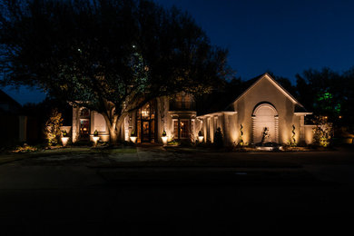 Photo of a traditional landscaping in Dallas.