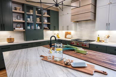 Landhaus Küche mit grünen Schränken, Quarzit-Arbeitsplatte, Küchenrückwand in Weiß, Küchengeräten aus Edelstahl, Kücheninsel und weißer Arbeitsplatte in Denver