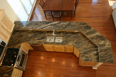Elegant kitchen photo in Columbus