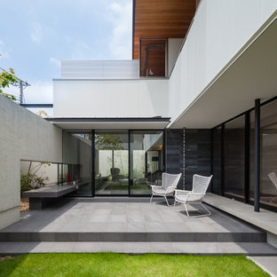 神戸のモダンスタイルのおしゃれな横庭のテラス (天然石敷き、日よけなし) の写真