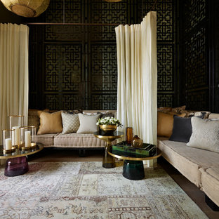 Repräsentatives Mediterranes Wohnzimmer mit schwarzer Wandfarbe und hellem Holzboden in London