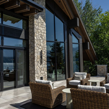 Prominent Lakeside Retreat