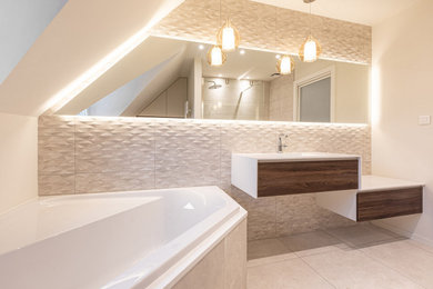 Design ideas for a mid-sized modern bathroom in Strasbourg.