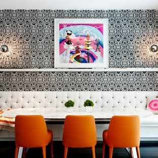 ニューヨークのコンテンポラリースタイルのおしゃれなダイニング (マルチカラーの壁、濃色無垢フローリング) の写真