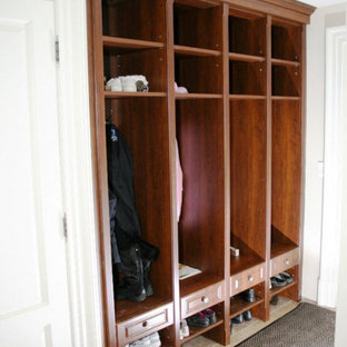 Idéer för att renovera en stor vintage hall, med vita väggar och klinkergolv i keramik