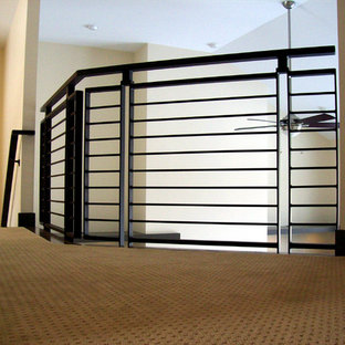 Esempio di un ingresso o corridoio contemporaneo con pareti beige e moquette