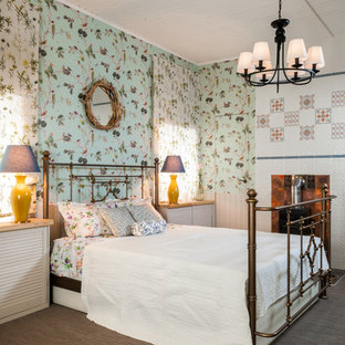 Réalisation d'une grande chambre style shabby chic avec un poêle à bois, un manteau de cheminée en métal et un sol marron.