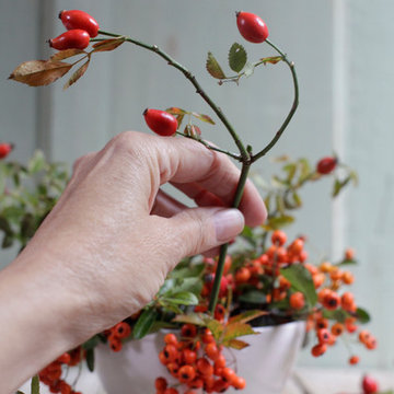 Fai da te: composizione autunnale con rose e bacche