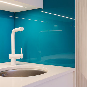 Détail vue sur plan de travail et évier de cuisine : la blue touch !