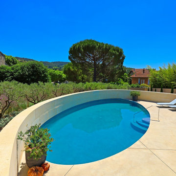 Une piscine originale de forme ovale en accord avec les lignes de la terrasse