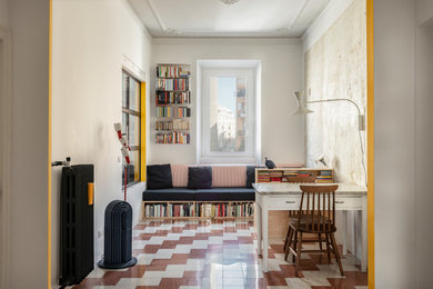 Idee per un piccolo soggiorno minimal aperto con libreria, pareti bianche, pavimento in marmo e pavimento rosso