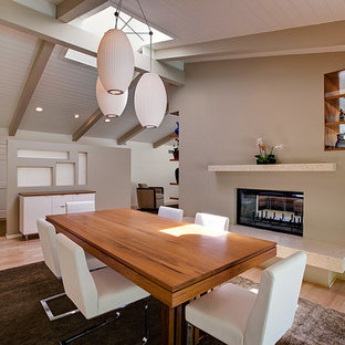 デンバーの中サイズのミッドセンチュリースタイルのLDKの画像 (グレーの壁、淡色無垢フローリング、両方向型暖炉)