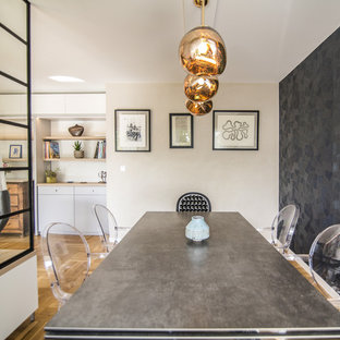 ストラスブールの中サイズのエクレクティックスタイルのLDKの画像 (ベージュの壁、淡色無垢フローリング、茶色い床)