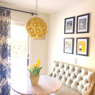 Пример оригинального дизайна интерьера: маленькая параллельная кухня в стиле фьюжн с обеденным столом, врезной раковиной, стеклянными фасадами, серыми фасадами, мраморной столешницей, белым фартуком, фартуком из каменной плиты, техникой из нержавеющей стали и полом из известняка без острова