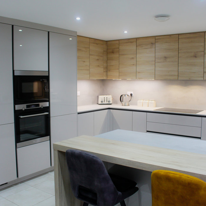 Check out this fantastic kitchen we recently installed in Martley, Worcestershire! It features the sleek Kutchenhaus Focus Ultra High Gloss Sand with Sanremo Oak Accent, state-of-the-art appliances, a