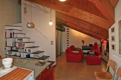 Foto di un piccolo soggiorno bohémian stile loft con pareti bianche, pavimento con piastrelle in ceramica, TV a parete, pavimento rosa e travi a vista