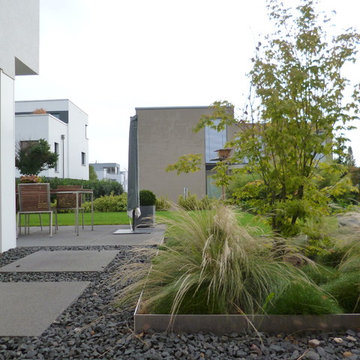 Minimalistischer Privatgarten