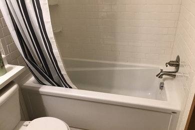 Foto di una piccola stanza da bagno con doccia chic con vasca ad alcova, piastrelle bianche e piastrelle in ceramica