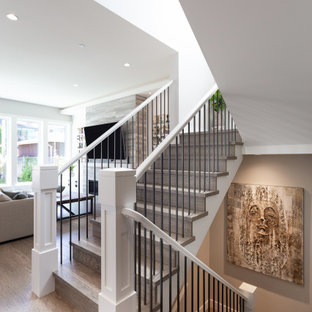 Imagen de escalera en U, tradicional renovada, de tamaño medio, con escalones de madera, contrahuellas de madera y barandilla de varios materiales