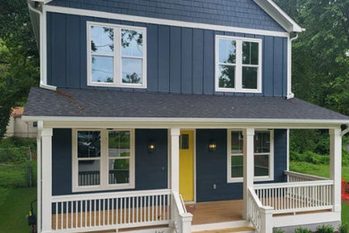 Diseño de fachada de casa azul de estilo americano extra grande de dos plantas con revestimientos combinados y panel y listón