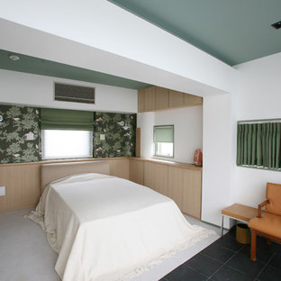 Foto di una camera degli ospiti etnica con pareti bianche e pavimento multicolore