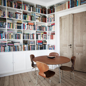 Indbygget reol til 5-kantet rum