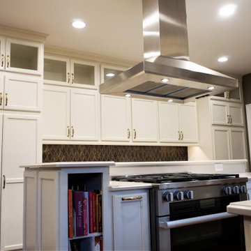 Off-white, Traditional Kitchen