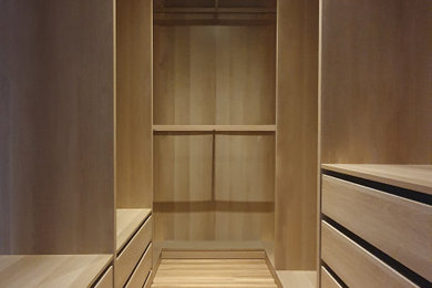 Ispirazione per una cabina armadio unisex minimalista con nessun'anta