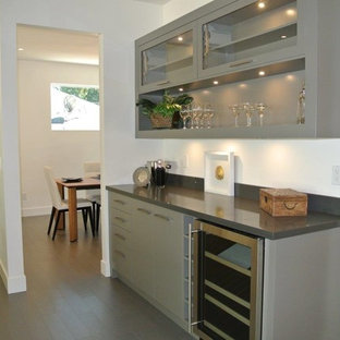 バンクーバーの小さいコンテンポラリースタイルのおしゃれなウェットバー (フラットパネル扉のキャビネット、グレーのキャビネット、クオーツストーンカウンター) の写真