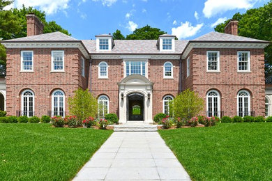 Example of a classic entryway design in Boston