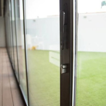 Cerramiento de terraza con techo fijo y cortinas de cristal