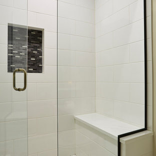 Exemple d'une grande salle de bain nature avec un placard avec porte à panneau encastré, des portes de placard noires, un WC séparé, un carrelage noir et blanc, des carreaux de porcelaine, un mur gris, un sol en brique, un lavabo encastré, un plan de toilette en quartz modifié, un sol blanc et une cabine de douche à porte battante.