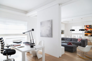 Ispirazione per un grande ufficio design con pareti bianche, parquet chiaro, scrivania autoportante e pavimento beige