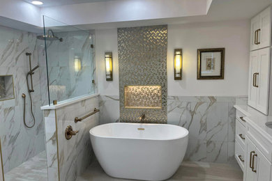 Inspiration for a modern bathroom remodel in Tampa