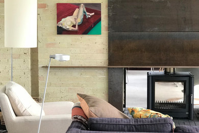 サセックスにあるお手頃価格の広いコンテンポラリースタイルのおしゃれなLDK (白い壁、両方向型暖炉、金属の暖炉まわり) の写真