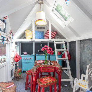 Idées déco pour une chambre d'enfant de 4 à 10 ans asiatique avec un mur blanc et moquette.