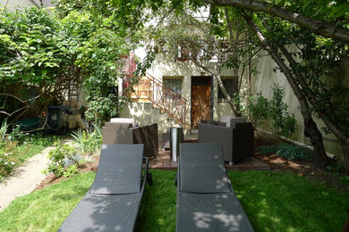 Photo of a mid-sized transitional front yard partial sun garden for spring in Paris.