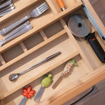 La Jolla Shores Kitchen Tiered Cutlery