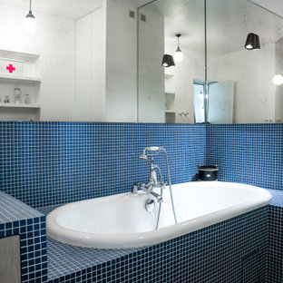 Bäder mit blauer Waschtischplatte und eingebautem Waschtisch Ideen