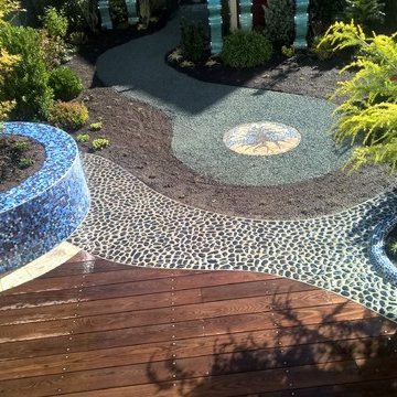 Holz-Stein Terrasse mit Pflanzkasten. Wood-stone porch, plant-box with glasmosa