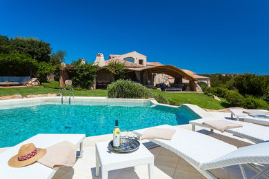 Immagine di una piscina costiera