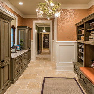 Inspiration för stora klassiska hallar, med orange väggar och beiget golv