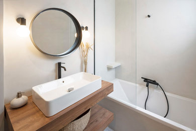 Modelo de cuarto de baño nórdico pequeño con microcemento