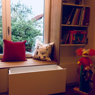 Sitzfenster mit Bücherregal