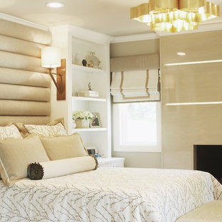 Exemple d'une grande chambre parentale chic avec un mur beige, une cheminée standard et un manteau de cheminée en carrelage.