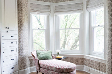 Imagen de dormitorio principal clásico renovado con paredes beige, suelo de madera en tonos medios, suelo marrón y papel pintado