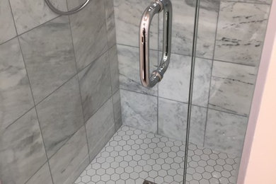 Foto de cuarto de baño minimalista pequeño con ducha empotrada, suelo de baldosas de cerámica, aseo y ducha y ducha con puerta con bisagras