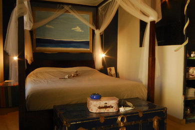 広いエクレクティックスタイルのおしゃれな主寝室 (青い壁、淡色無垢フローリング、茶色い床) のインテリア