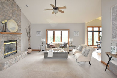 Example of a transitional living room design in Milwaukee