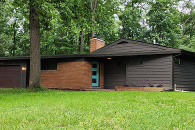 Example of a mid-century modern exterior home design in Detroit